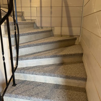 Treppe mit Kugelgarn