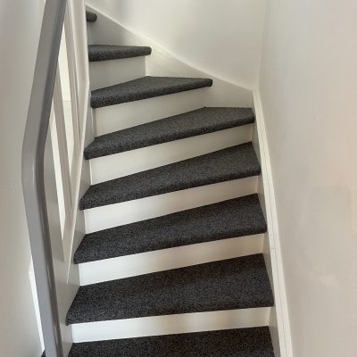 Treppe mit Kugelgarn